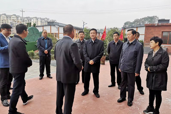 领导视察贵州普安满吉服饰有限公司